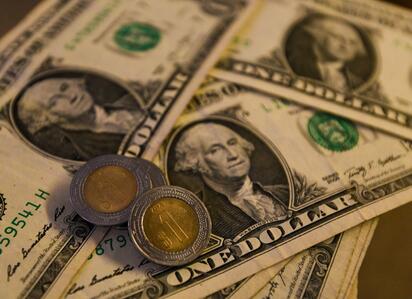 El peso mexicano registró una depreciación frente al dólar tras datos de inflación en México y un repunte global del billete verde en los mercados financieros.