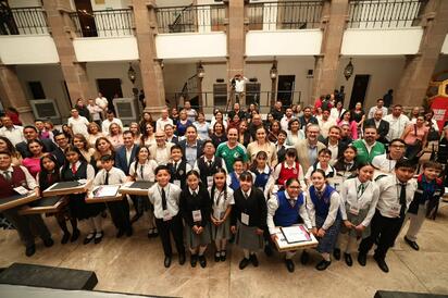 Coahuila apuesta por la educación de niñas,  niños y jóvenes: Manolo