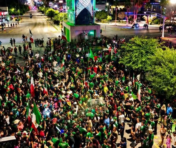 Monclovenses celebran triunfo de México con saldo blanco en el Monumento a Madero