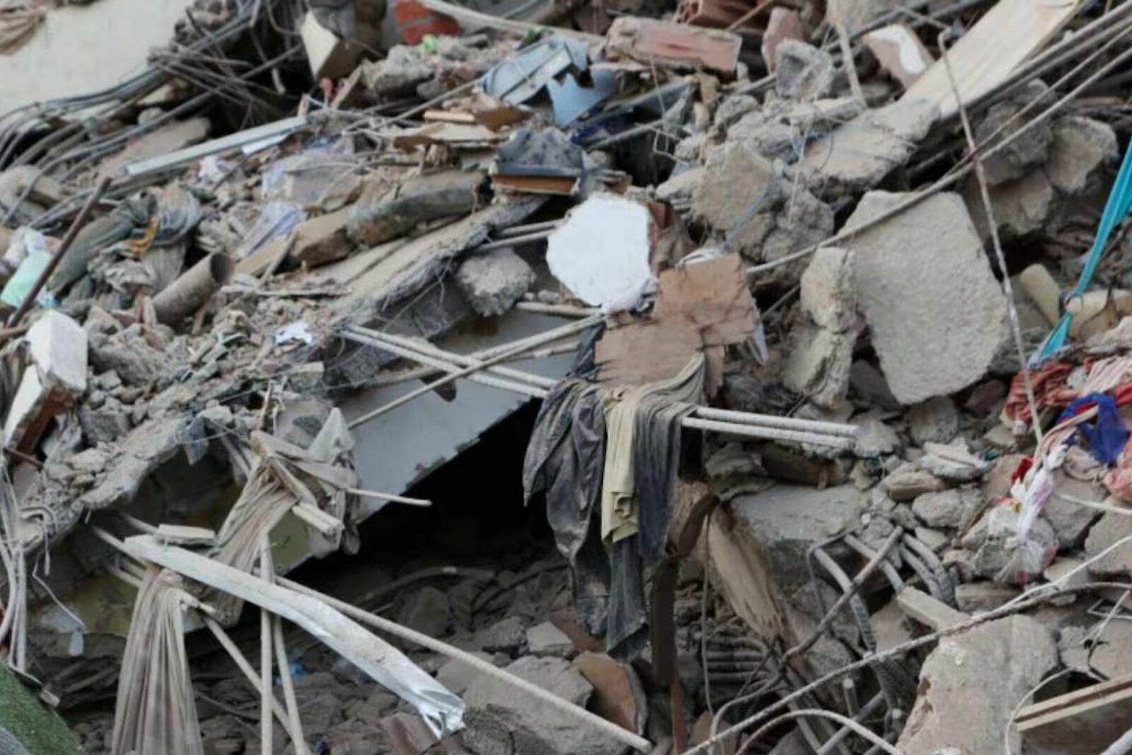 Sismos en Venezuela dejan 164 fallecidos y familiares buscan a desaparecidos