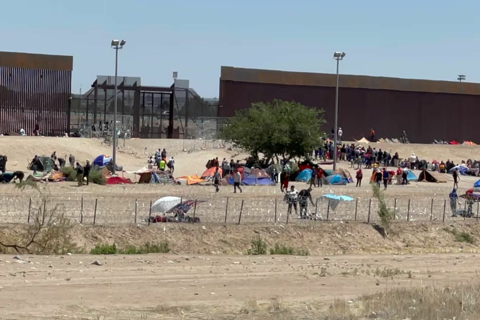Corte Suprema permite a Trump limitar solicitudes de asilo en frontera con México