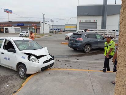 Aparatoso accidente entre radiotaxi y camioneta en H. Colegio Militar deja daños materiales