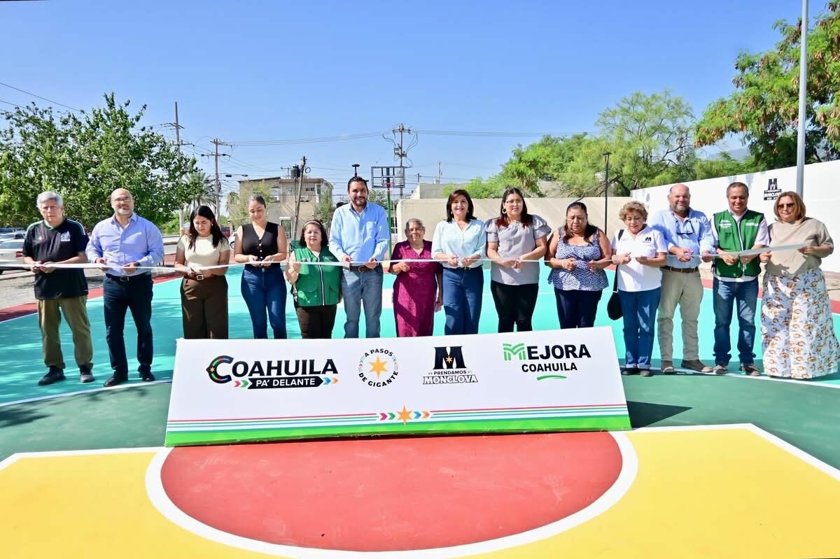 Carlos Villarreal entrega plaza rehabilitada en la colonia Praderas
