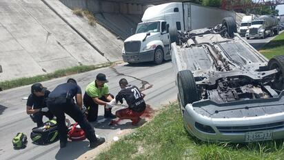 Choque-volcadura deja un lesionado y moviliza a cuerpos de emergencia