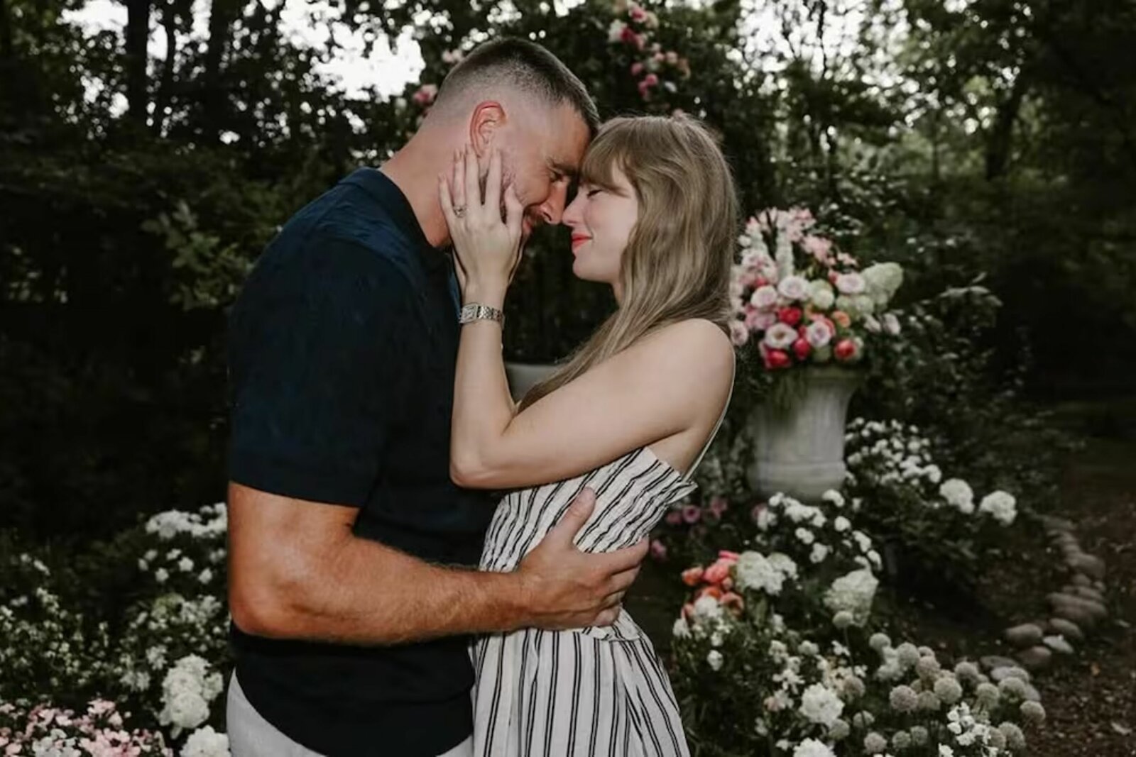 Taylor Swift y Travis Kelce planean celebración íntima previa a su boda en NY