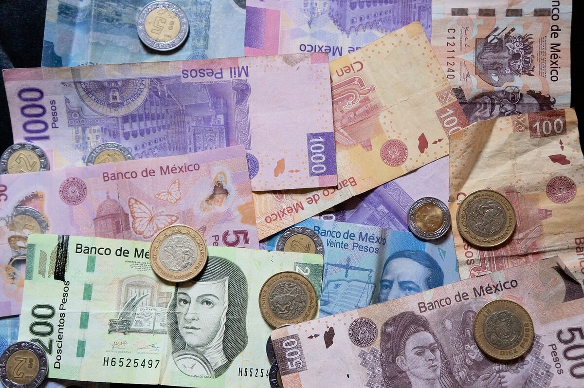 Peso mexicano gana terreno tras decisión de Banxico