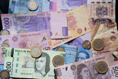 Peso mexicano gana terreno tras decisión de Banxico