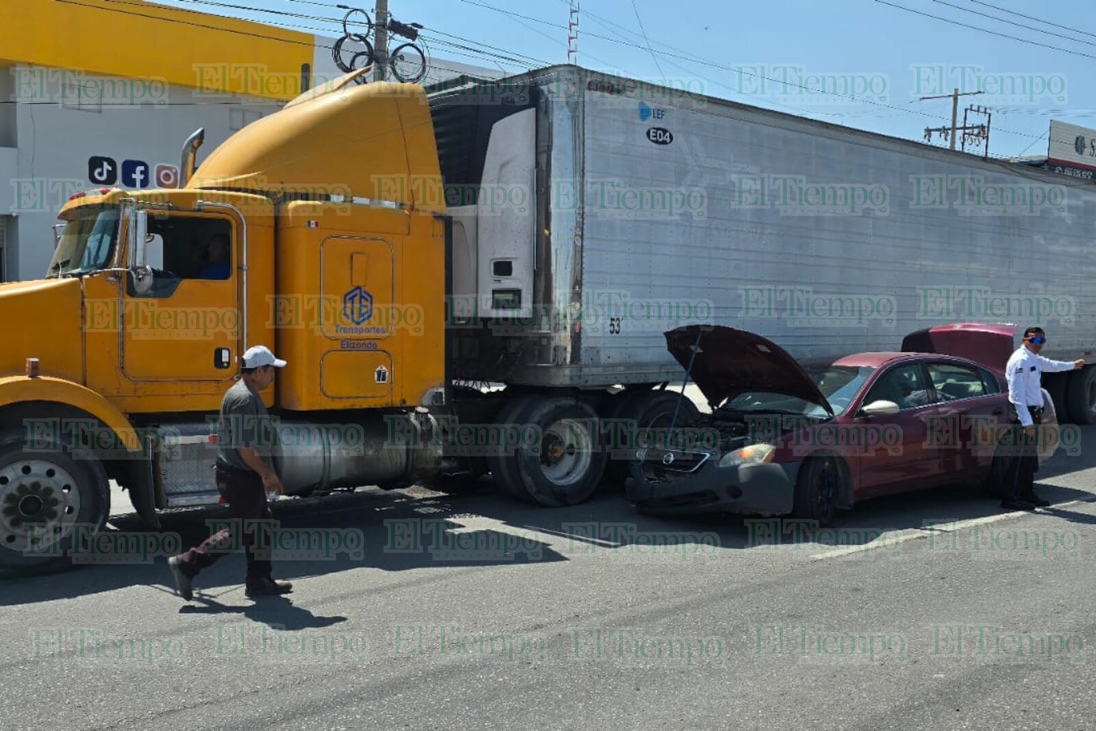 Tractocamión embiste automóvil en el Pape; mujer termina hospitalizada