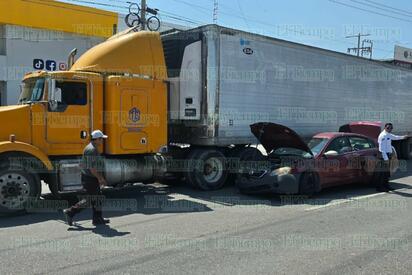 Tractocamión embiste automóvil en el Pape; mujer termina hospitalizada