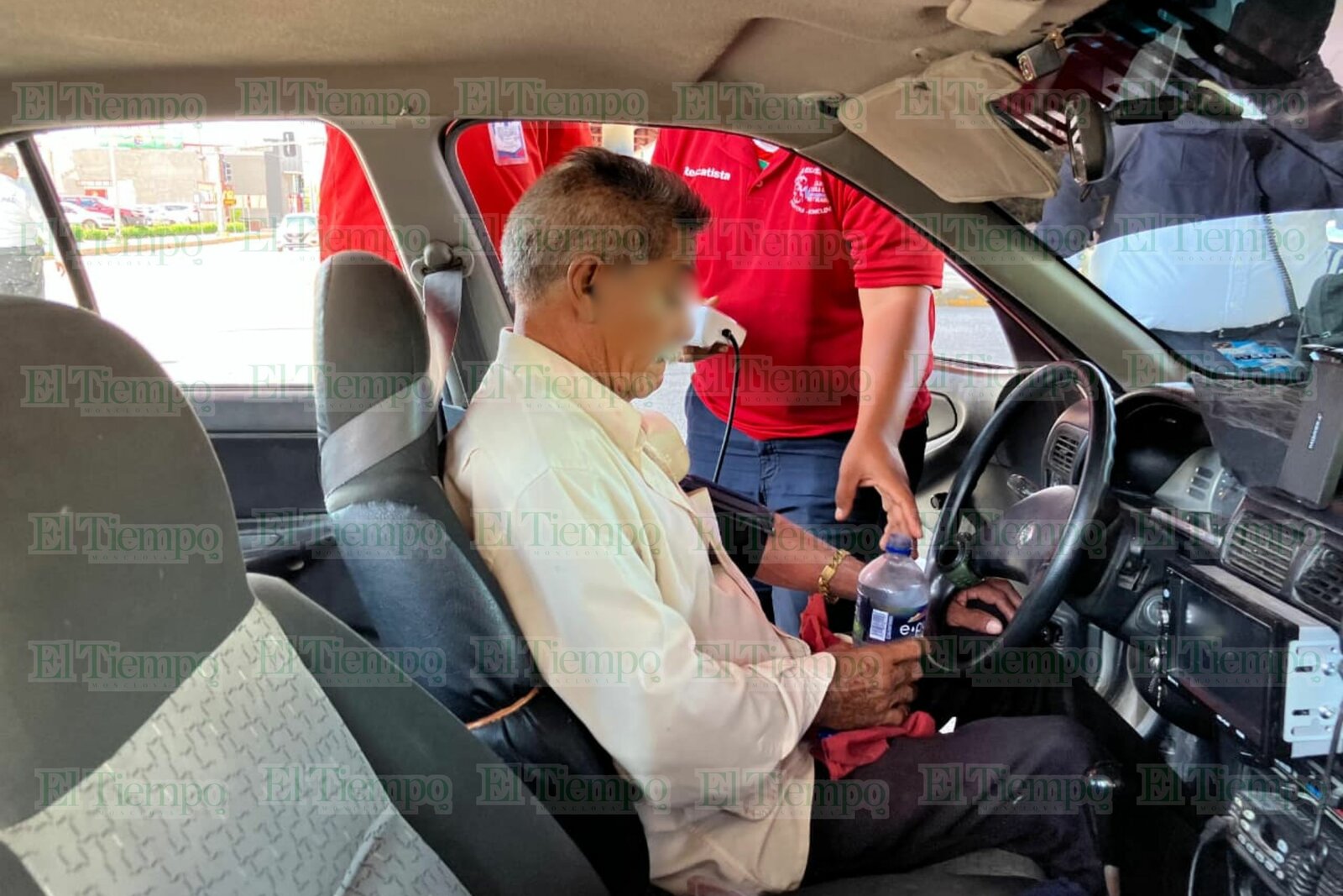 Taxista sufre posible golpe de calor mientras manejaba en Monclova; oficiales de Tránsito Municipal le brindan auxilio