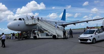 Un vuelo desde Estados Unidos llegó a Cuba con 96 migrantes deportados, en el marco de acuerdos bilaterales y operativos migratorios vigentes entre ambos
