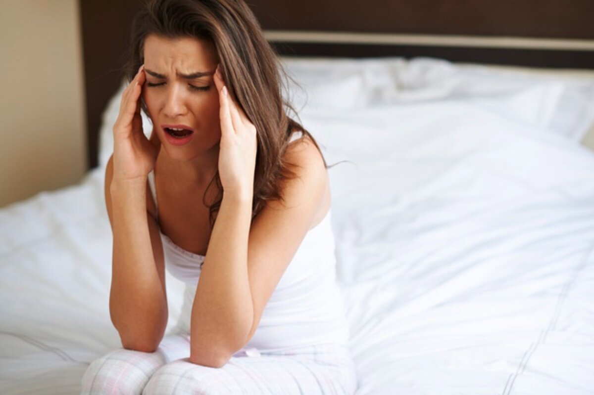 Dolores de cabeza al despertar: el origen, cómo tratarlos y qué hábitos adoptar