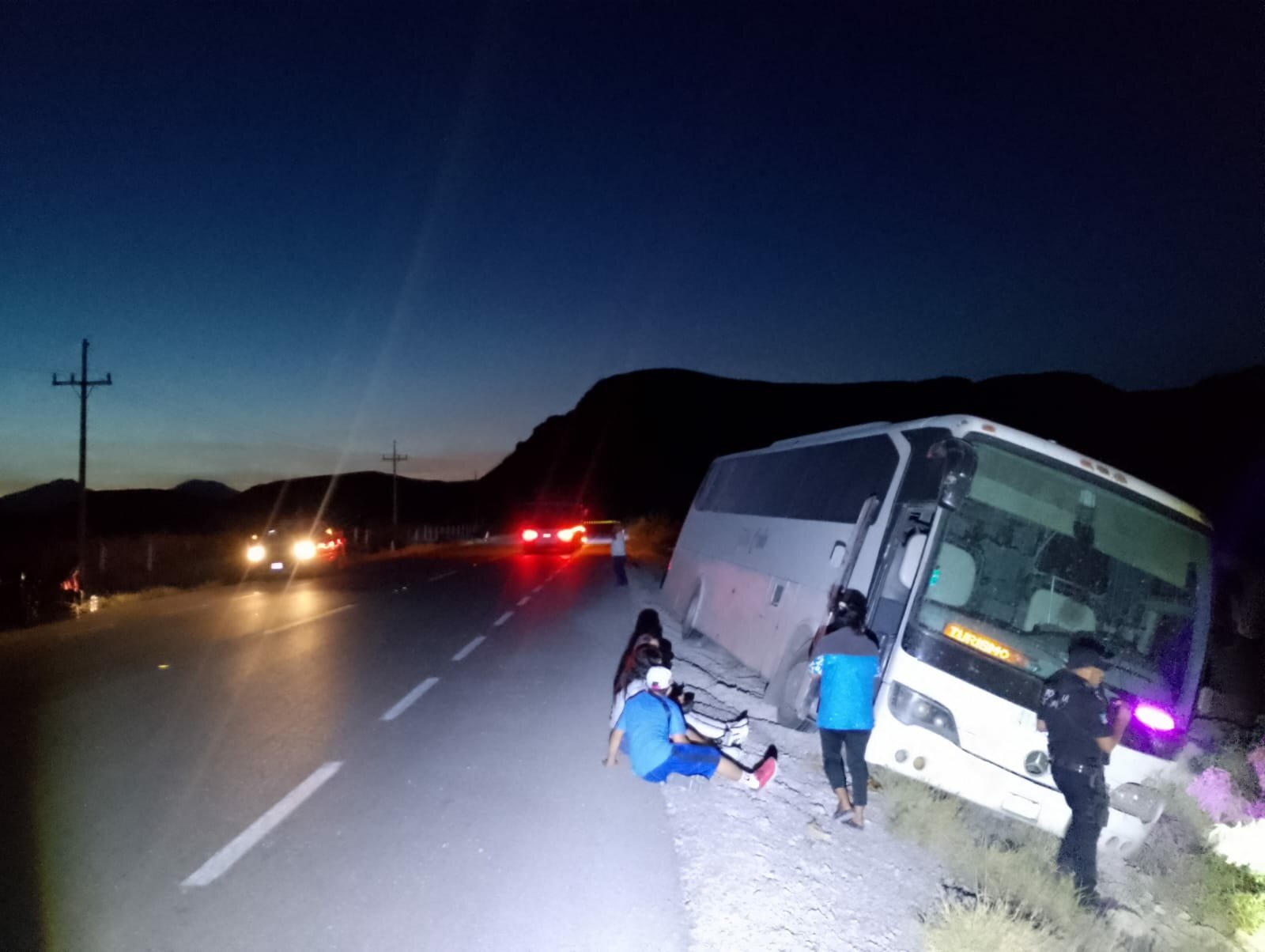 Autobús termina fuera de la carretera en Cuatro Ciénegas; 40 pasajeros resultan ilesos