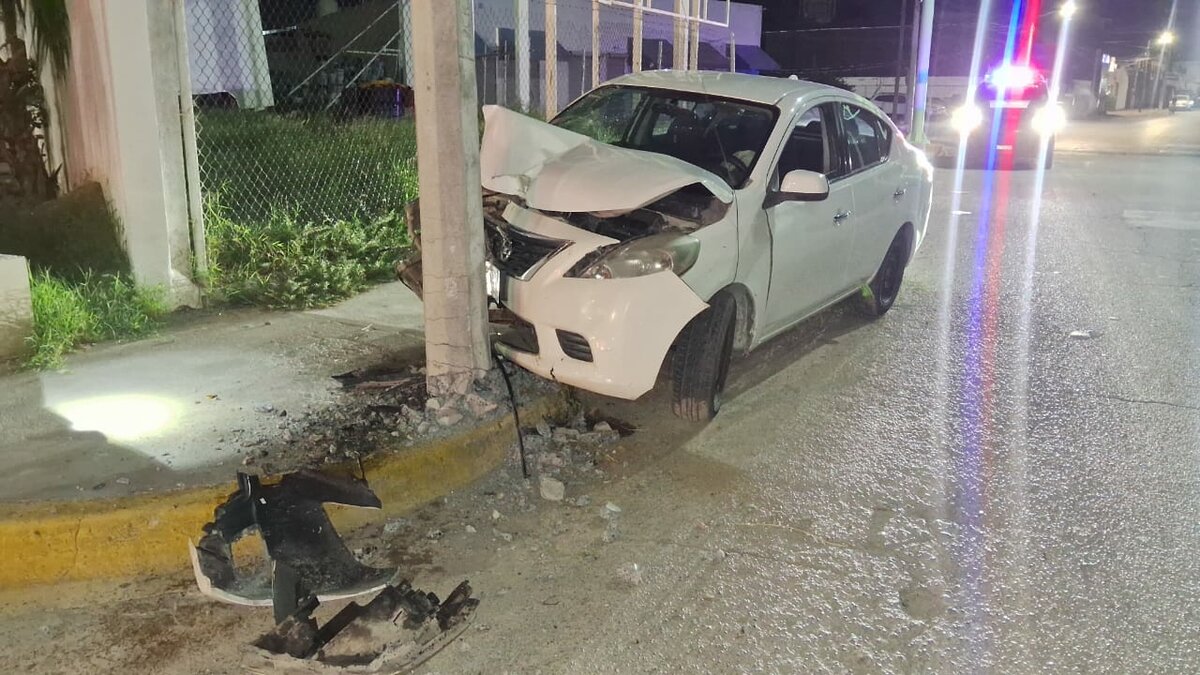 Destroza su automóvil al chocar contra un poste en Frontera