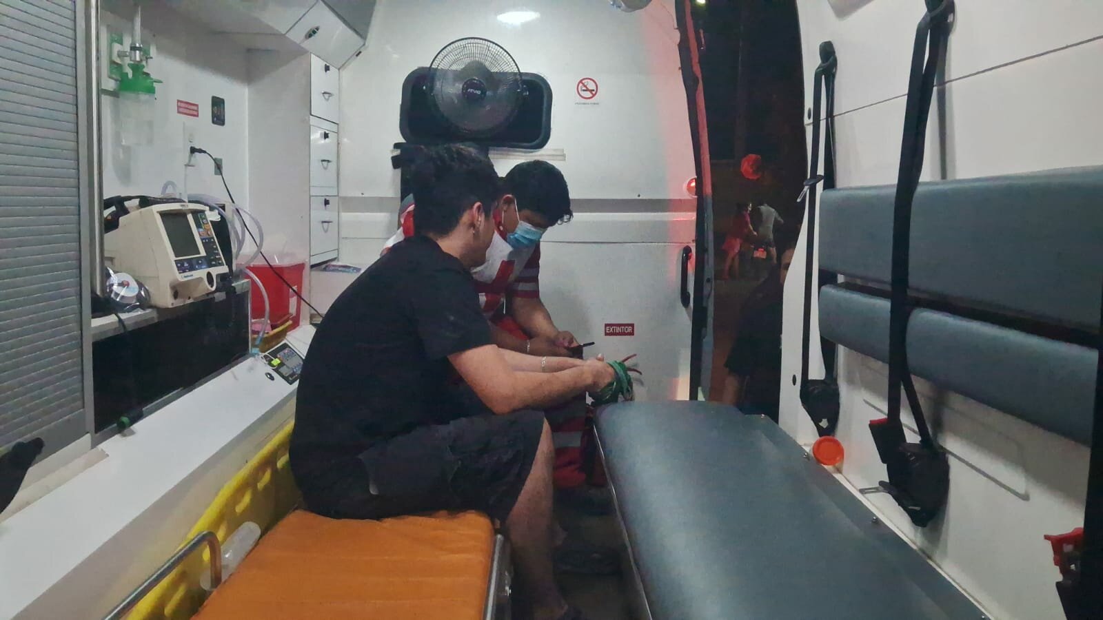 Riña entre vecinos deja a dos hermanos lesionados; agresores logran escapar