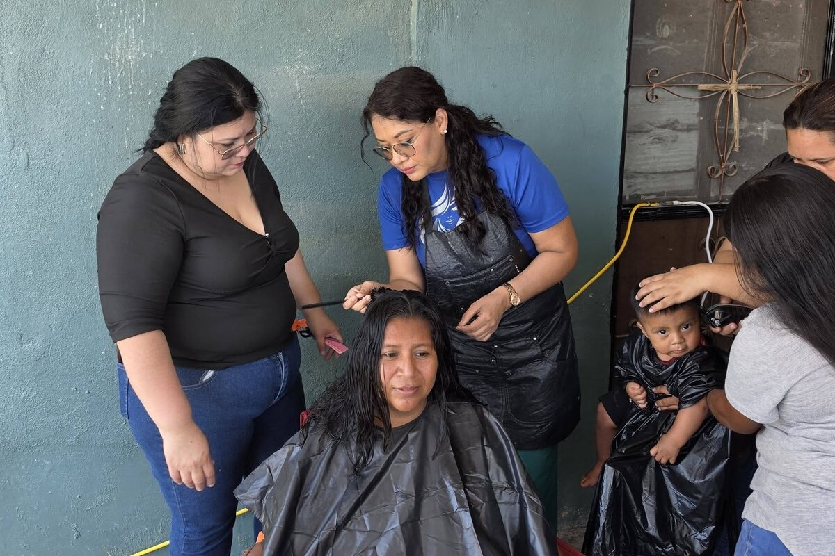ICATEC lleva cortes gratuitos a vecinos de Nueva Rosita en jornada comunitaria