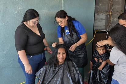 ICATEC lleva cortes gratuitos a vecinos de Nueva Rosita en jornada comunitaria