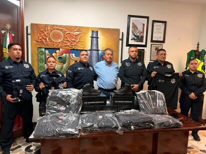 Entregan uniformes tácticos a policías municipales en San Juan Sabinas