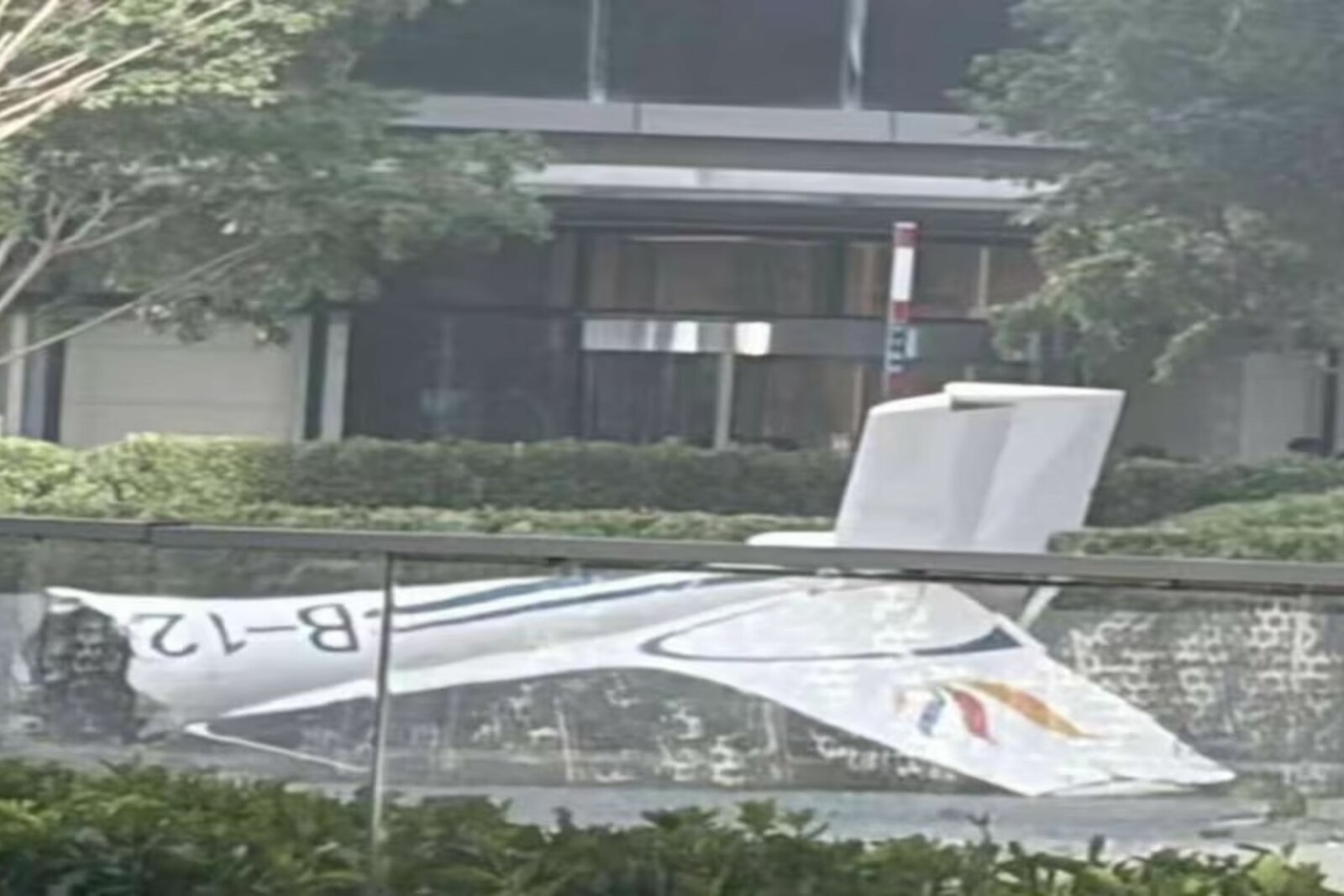 Avioneta se estrella contra rascacielos en Beijing; hay un muerto y 13 heridos
