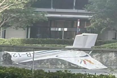 BEIJING Una avioneta chocó contra un rascacielos en Beijing, dejando un piloto muerto y 13 personas heridas mientras autoridades investigan