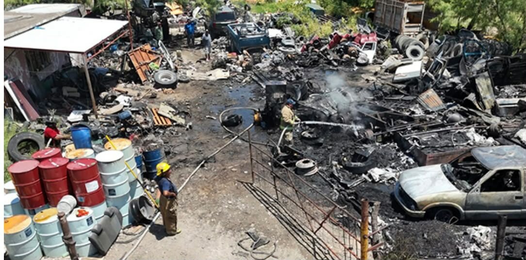 Incendio consume chatarrera en el Ejido Piedras Negras