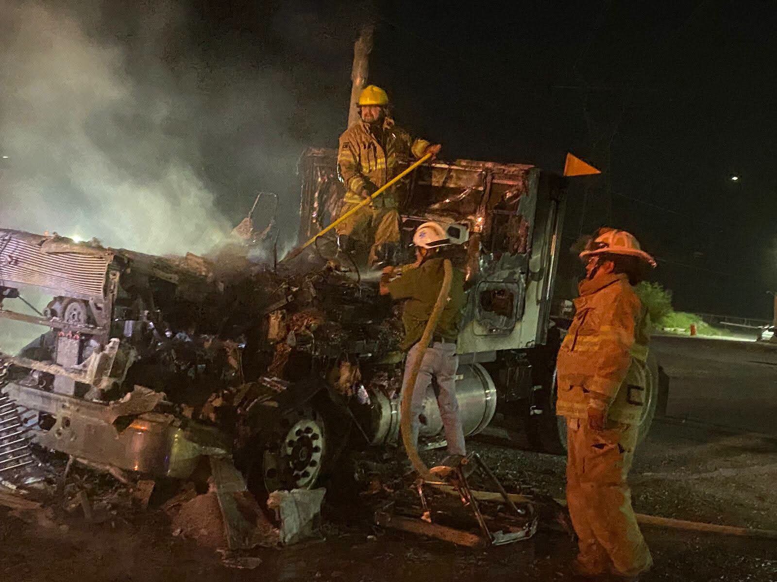 Tractocamión queda reducido a chatarra tras voraz incendio en empresa transportista de Castaños