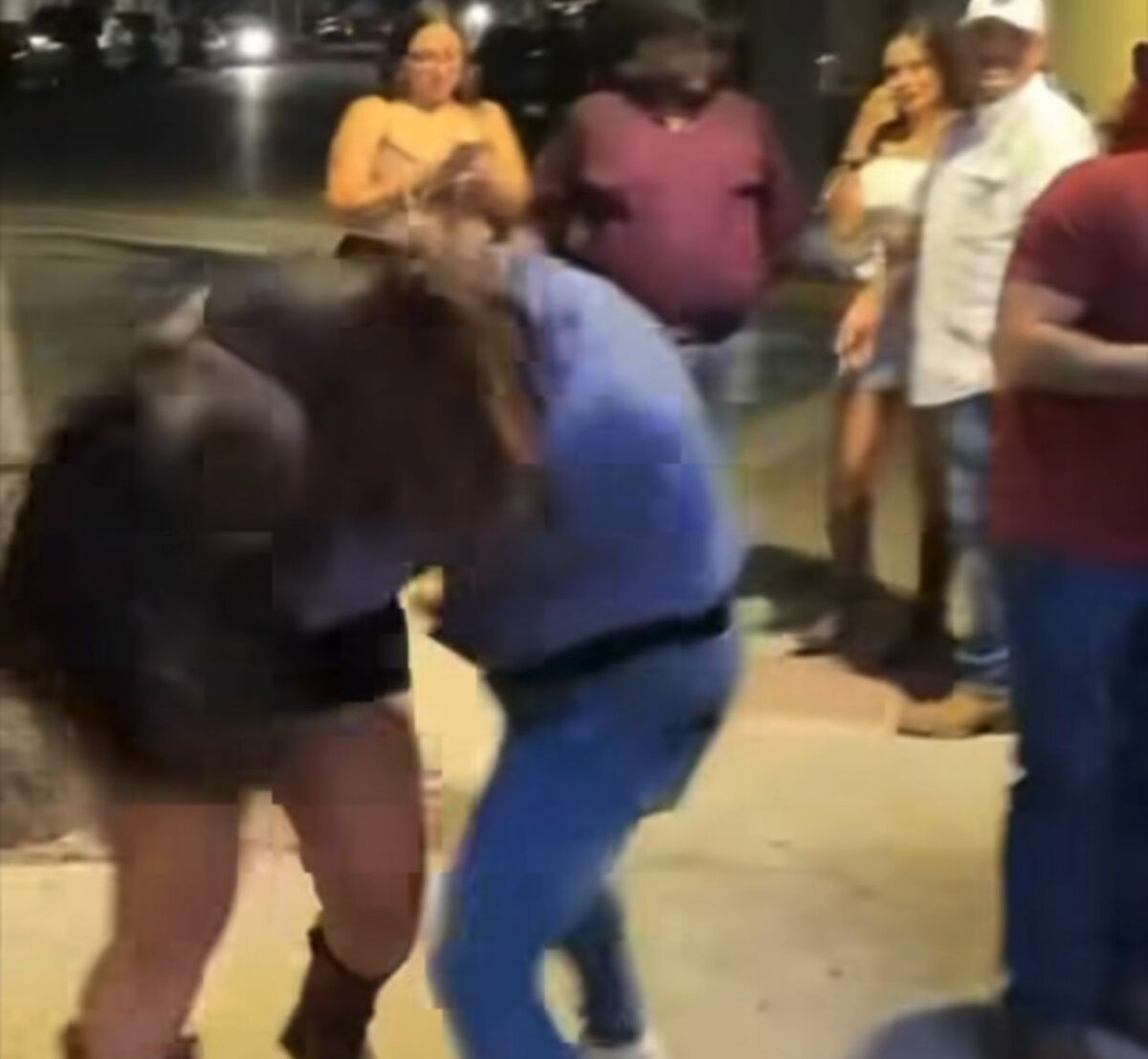 Captan riña entre dos mujeres al exterior del bar ONYX en Eagle Pass
