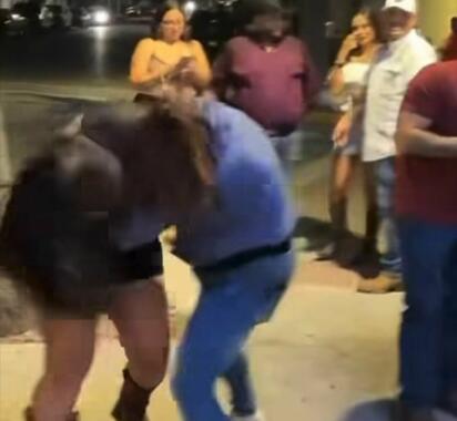 Captan riña entre dos mujeres al exterior del bar ONYX en Eagle Pass