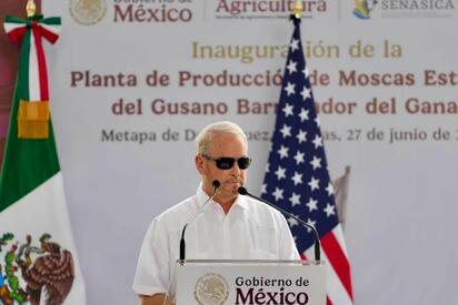 Embajador Johnson celebra inauguración de planta de moscas estériles contra gusano barrenador en Chiapas