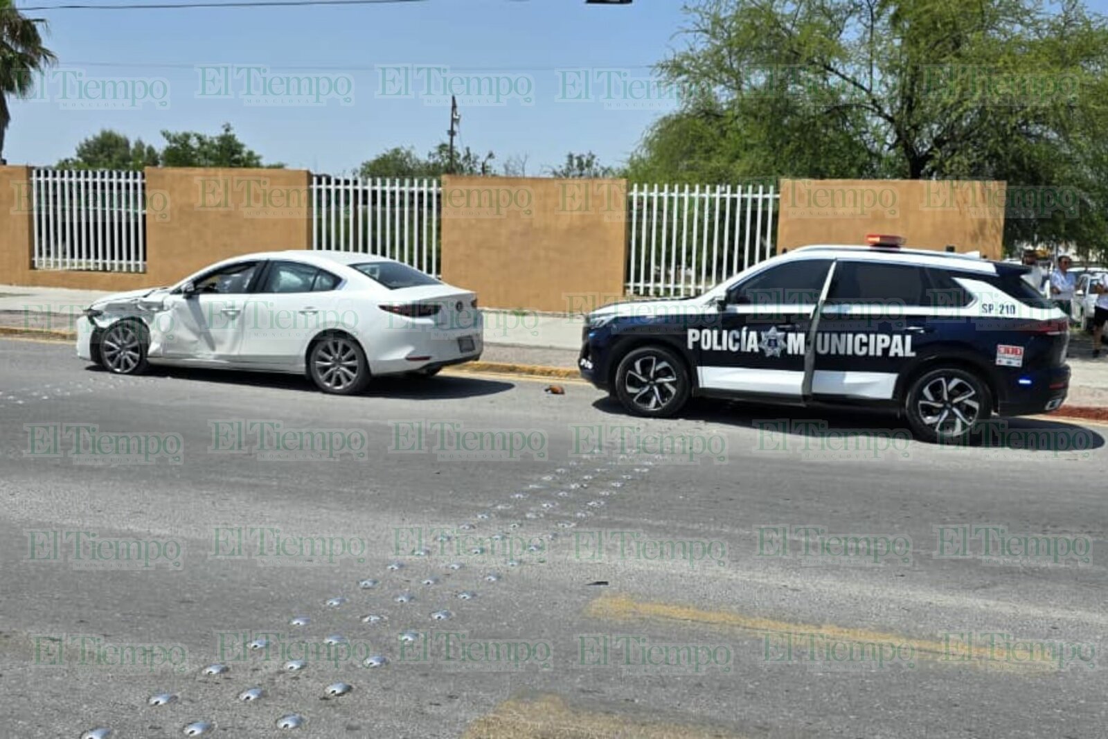 Saltillense ignora luz roja de semáforo y provoca aparatoso choque en transitado crucero de Monclova