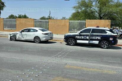 Saltillense ignora luz roja de semáforo y provoca aparatoso choque en transitado crucero de Monclova