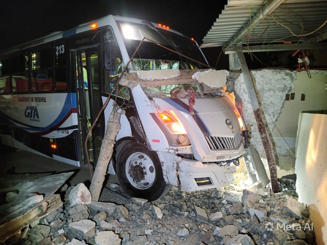 Nueve lesionados deja fuerte choque entre automóvil y transporte de personal en San Buenaventura