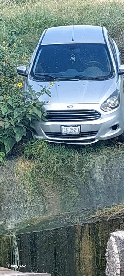 Recuperan vehículo robado tras persecución; fue abandonado en un arroyo.