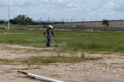 Realizan mantenimiento y limpieza en Unidad Deportiva de San Juan de Sabinas