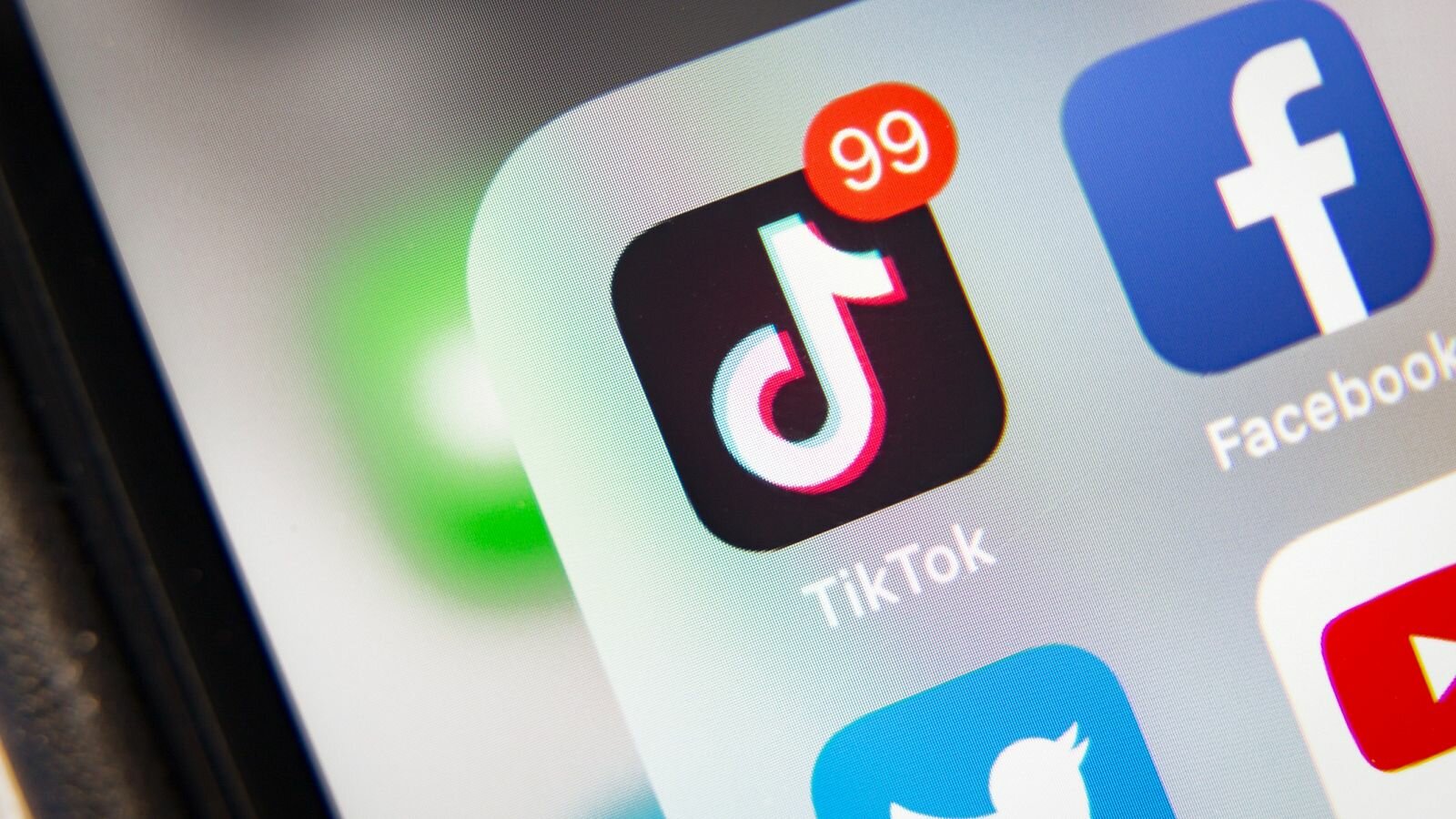 Mitos de TikTok impulsan el bronceado sin protección en jóvenes
