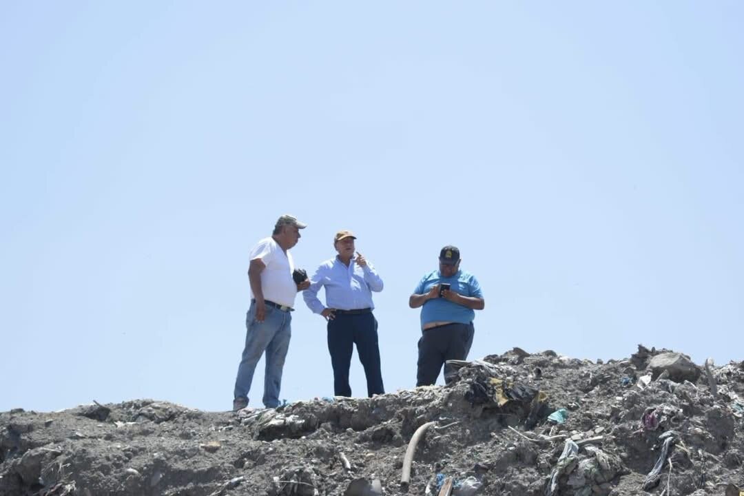 El alcalde de San Juan de Sabinas supervisó este 28 de junio los trabajos en el basurero municipal para fortalecer la recolección y el manejo de residuos.