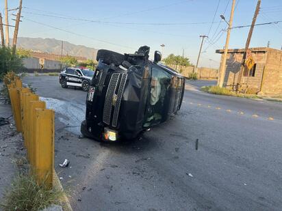Abandonan camioneta tras aparatosa volcadura frente a AHMSA