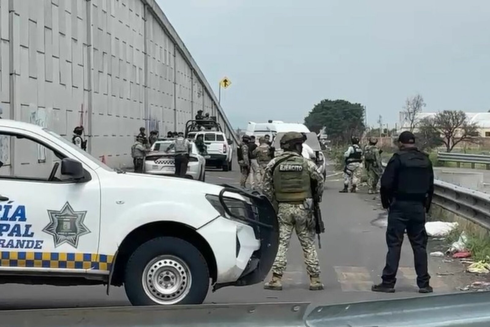 Encuentran tres cuerpos con impactos de bala en carretera de Guanajuato