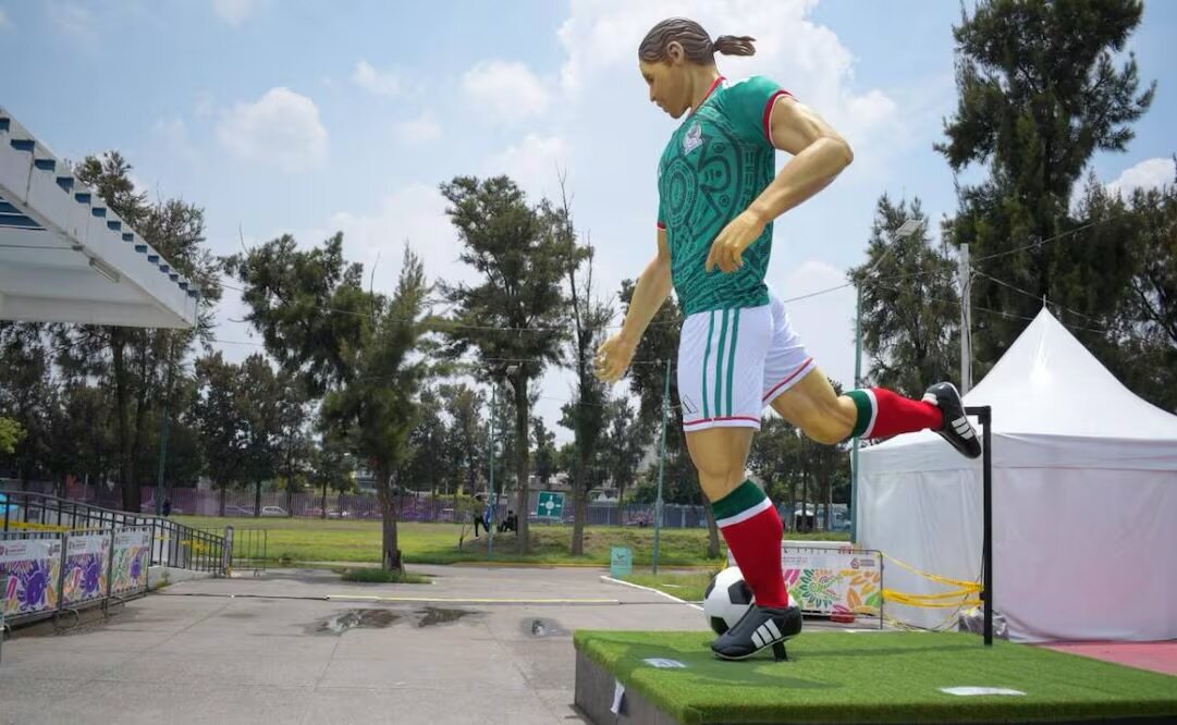 Instalan gigante futbolero en Utopía Meyehualco