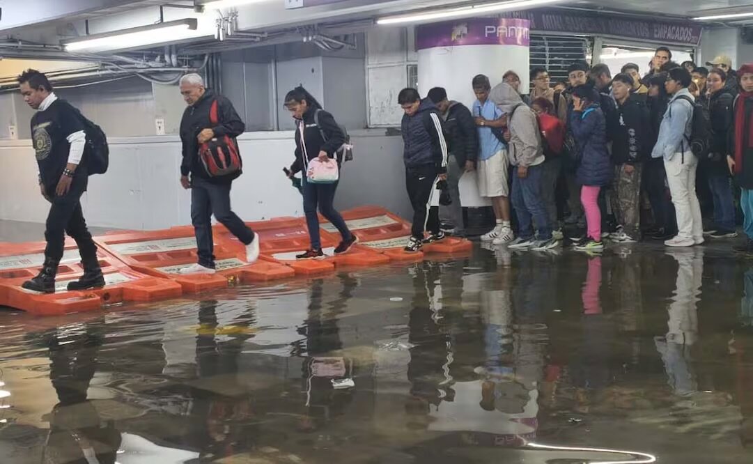 Lluvias provocan encharcamientos en Pantitlán; crece el caos vial
