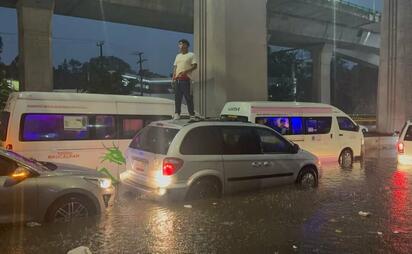 Automovilistas quedan varados en Periférico Norte por lluvia