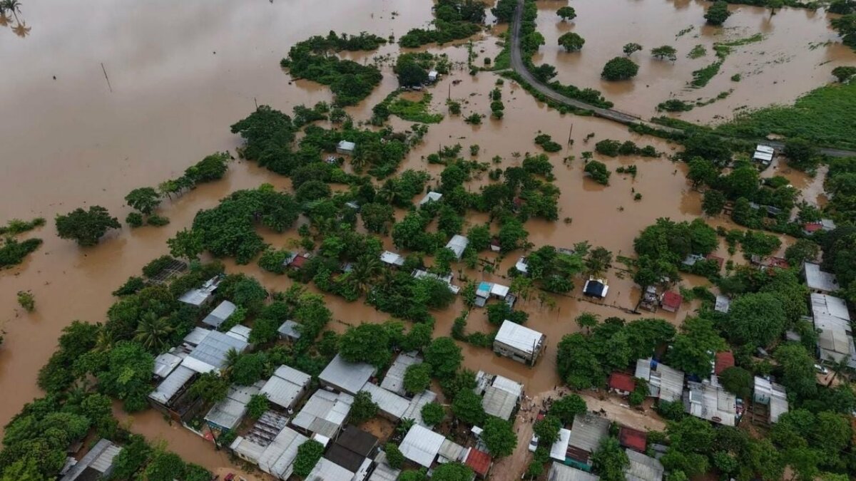 Ríos se desbordan e inundan viviendas en Veracruz