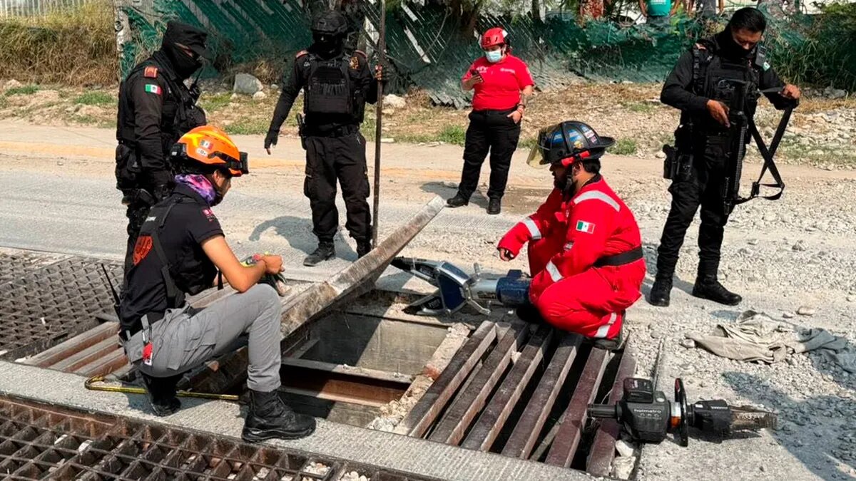 Protección Civil rescata a adulto mayor en alcantarilla de Monterrey