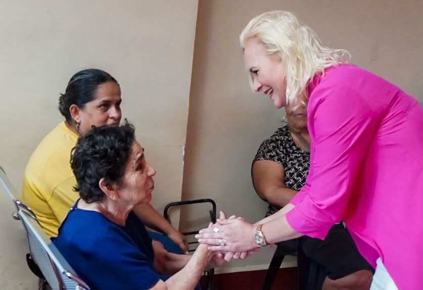 Laura Jiménez entrega apoyos alimentarios a adultos mayores de Múzquiz