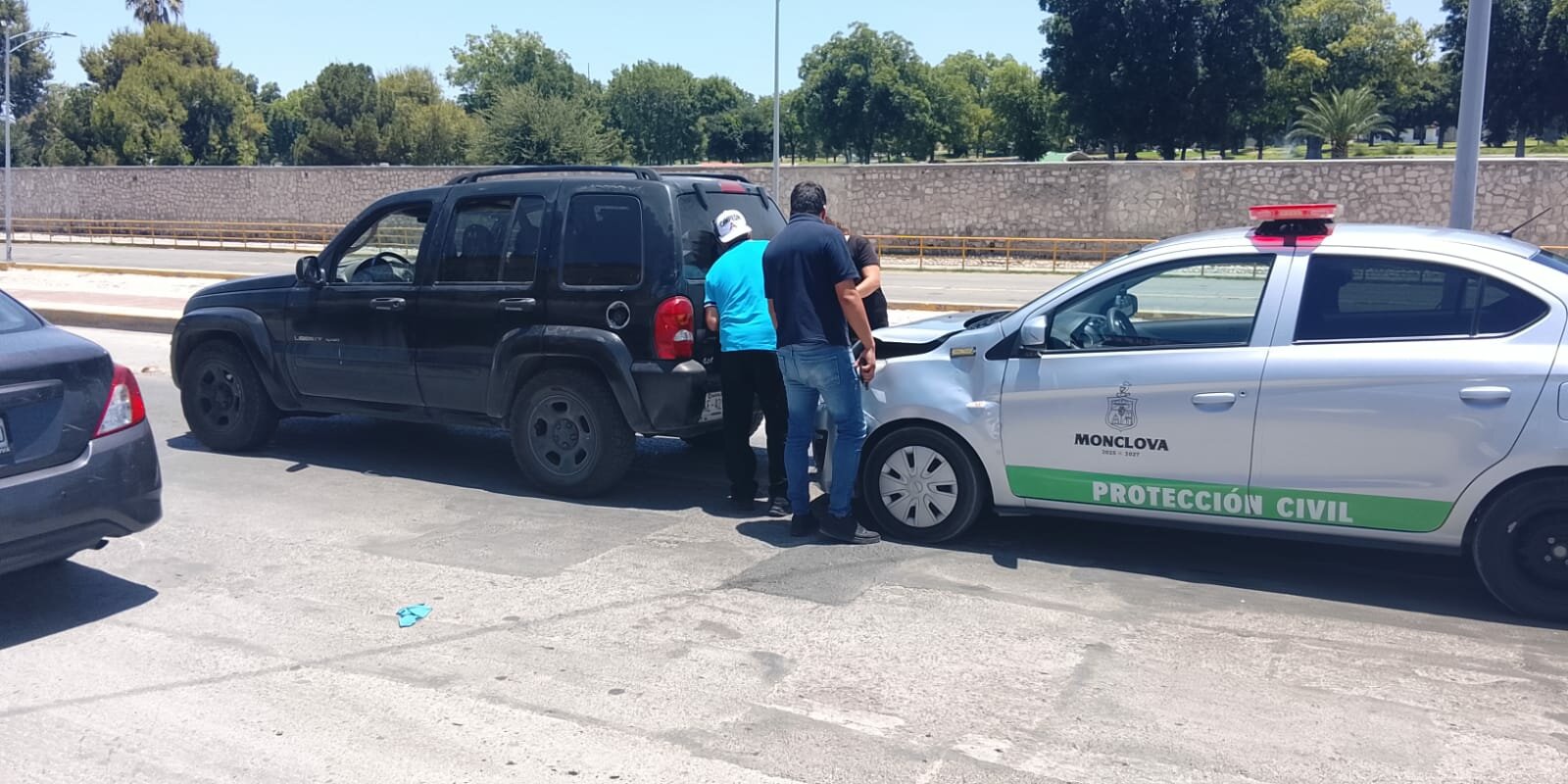 Elemento de Protección Civil choca por alcance en pleno Centro de Monclova