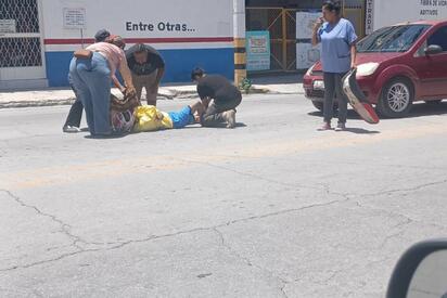 Mujer arrolla a motociclista por no guardar su distancia en Monclova 