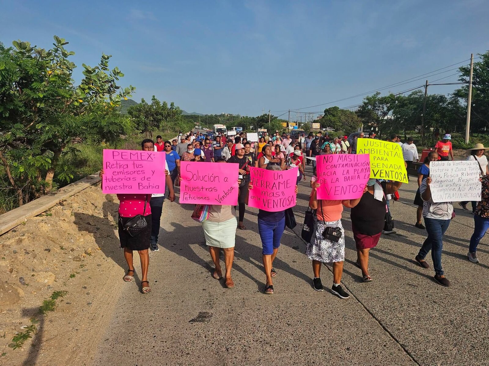 Pescadores de Salina Cruz protestan contra PEMEX por derrame y residuos en La Ventosa