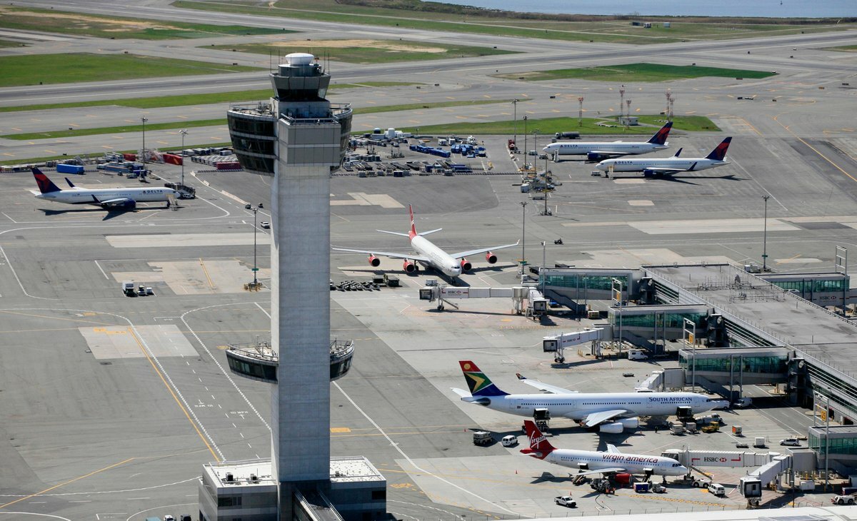 Avión de JetBlue reporta impacto de dron al aterrizar en Nueva York