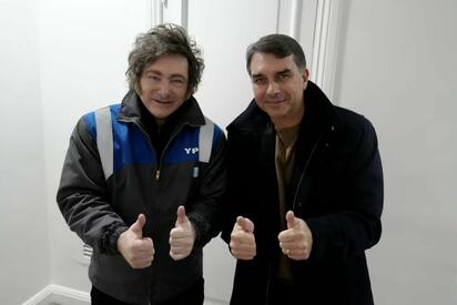 El presidente argentino Javier Milei se reunió con el senador Flávio Bolsonaro y expresó su respaldo a su aspiración presidencial en Brasil rumbo
