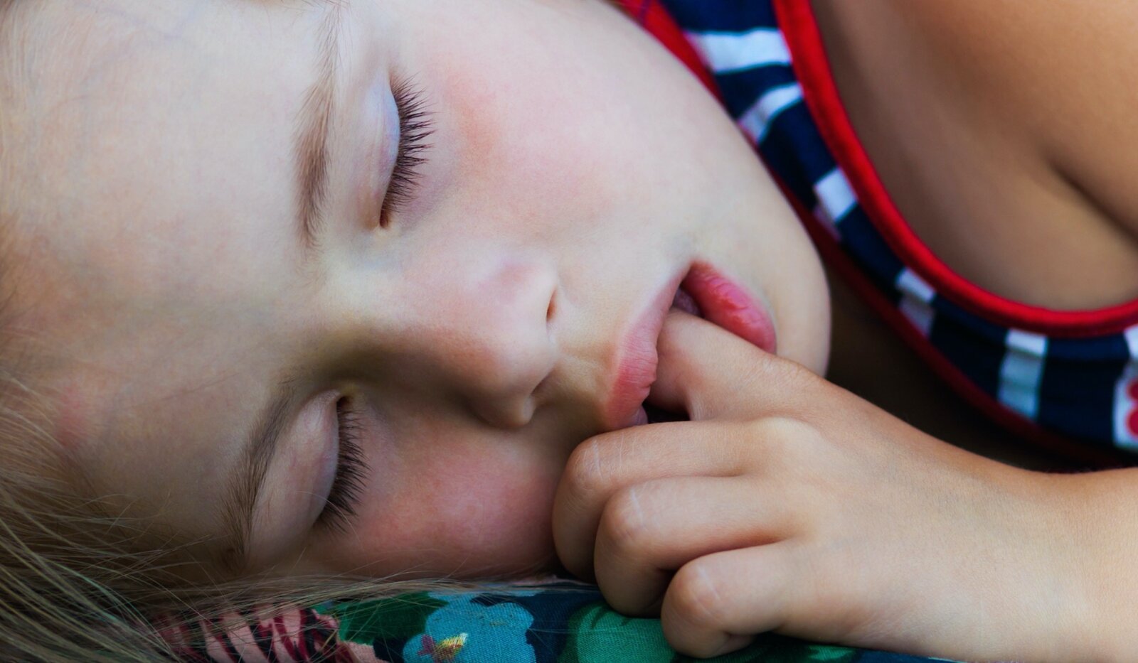 Cómo ayudar a un niño a dejar de chuparse el pulgar y por qué es importante